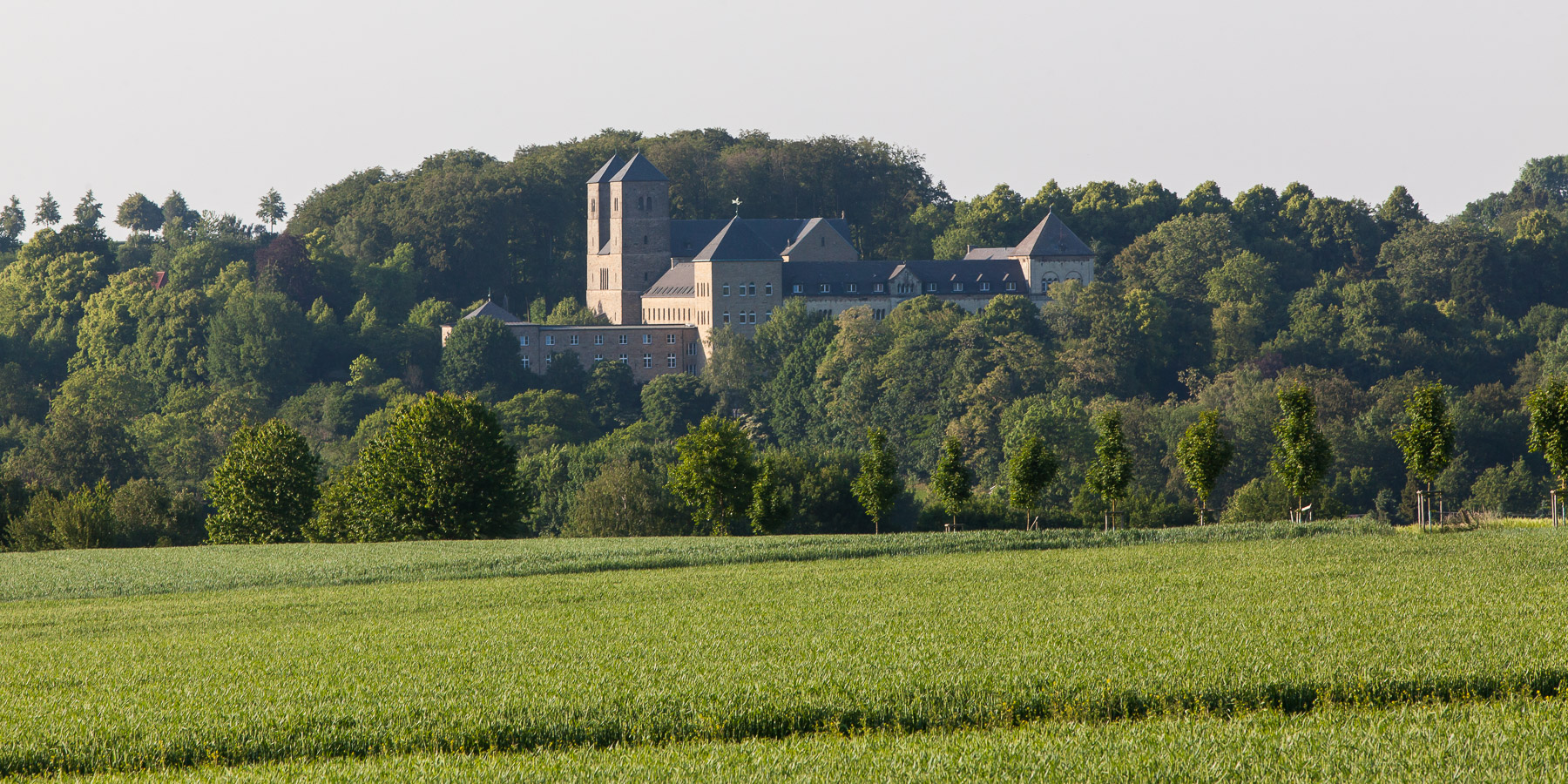 Spaziert man durch die umliegenden Felder, bieten sich immer wieder schöne Aussichten auf die Abtei.