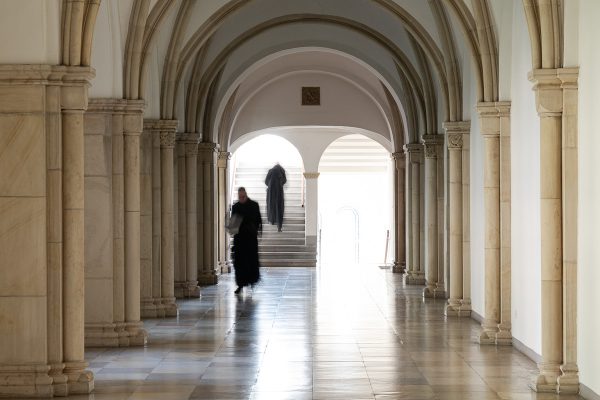 Ein Mönch im Kreuzgang der Benediktinerabtei Gerleve